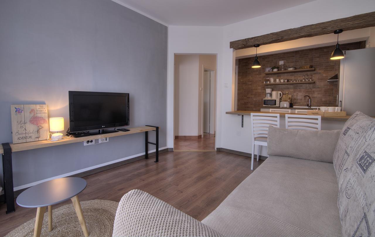 Apartments Lola Сень Екстер'єр фото