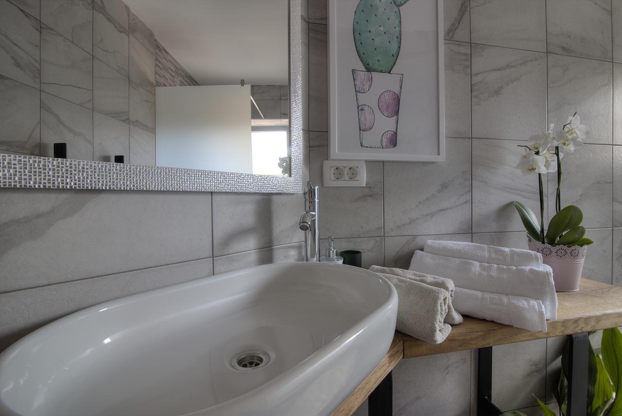 Apartments Lola Сень Екстер'єр фото