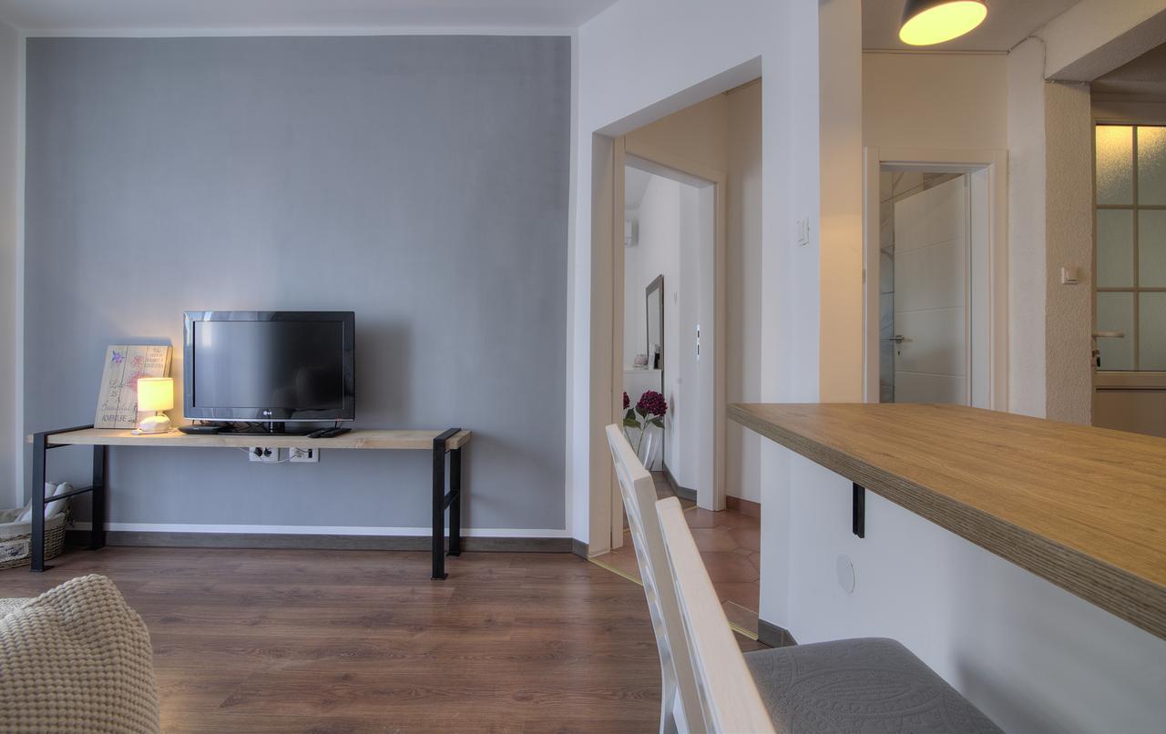 Apartments Lola Сень Екстер'єр фото