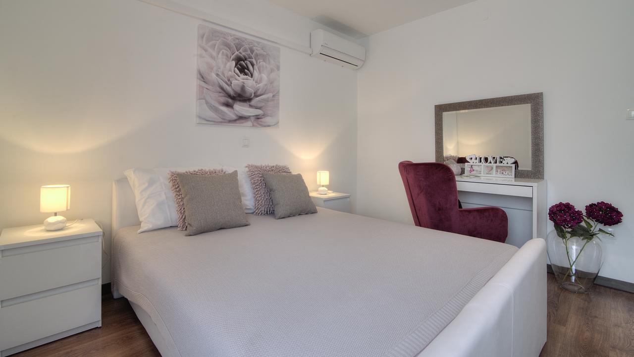 Apartments Lola Сень Екстер'єр фото