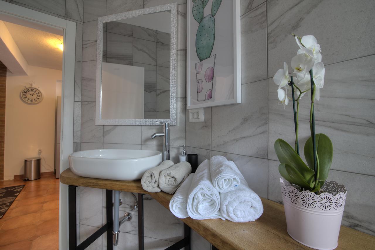 Apartments Lola Сень Екстер'єр фото