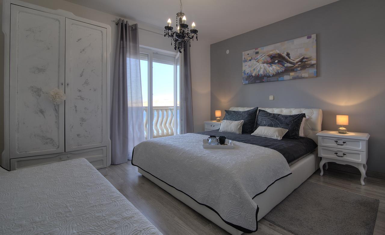 Apartments Lola Сень Екстер'єр фото